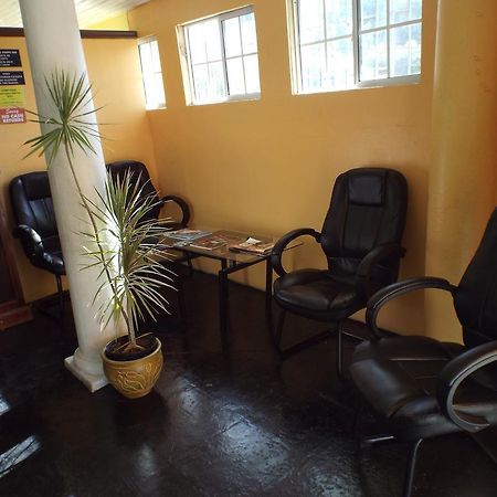 Tropical Court Inn New Kingston Esterno foto