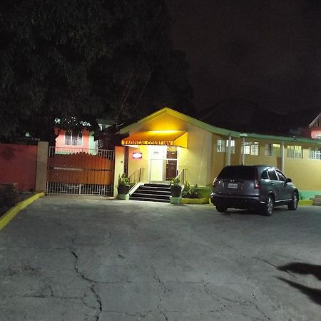 Tropical Court Inn New Kingston Esterno foto