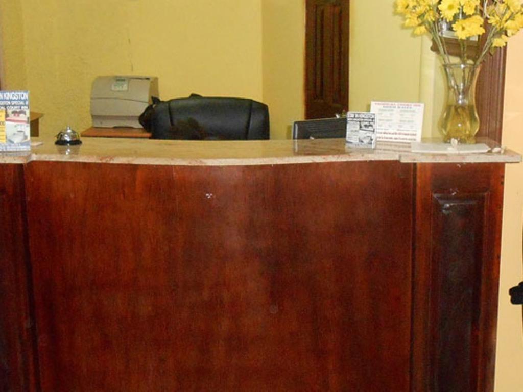 Tropical Court Inn New Kingston Esterno foto