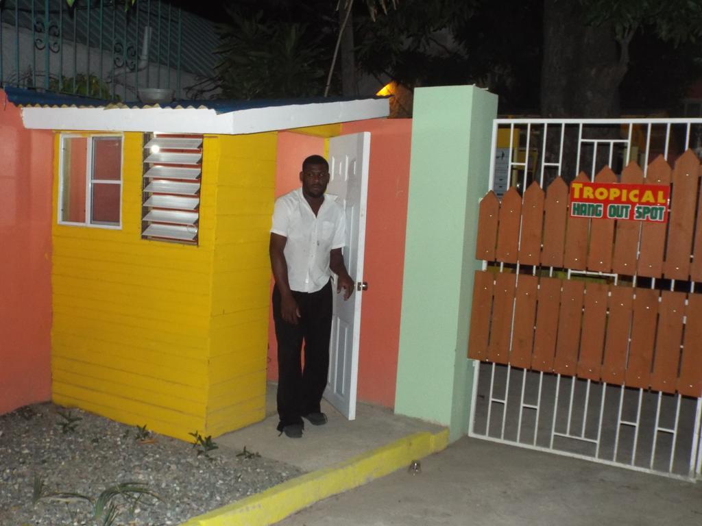Tropical Court Inn New Kingston Esterno foto