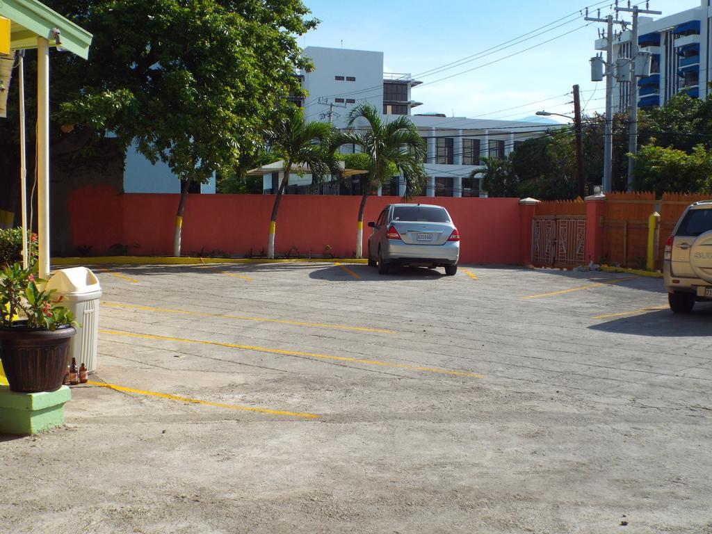 Tropical Court Inn New Kingston Esterno foto