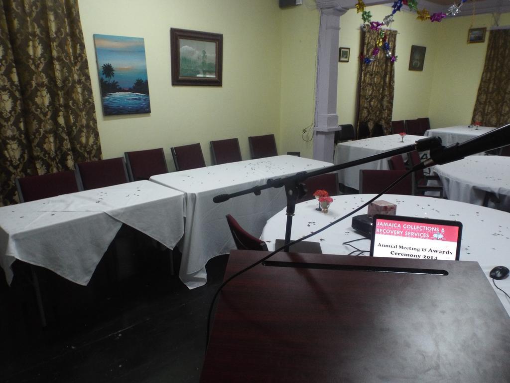 Tropical Court Inn New Kingston Esterno foto
